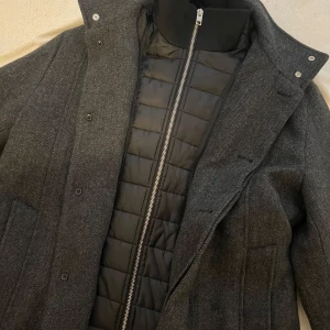 Grå kappa från Jack & Jones - Säljer nu min Jack & Jones Ulljacka som jag inte gillar fick i present, använt den 2 gånger. Storlek L , Nypris 1600