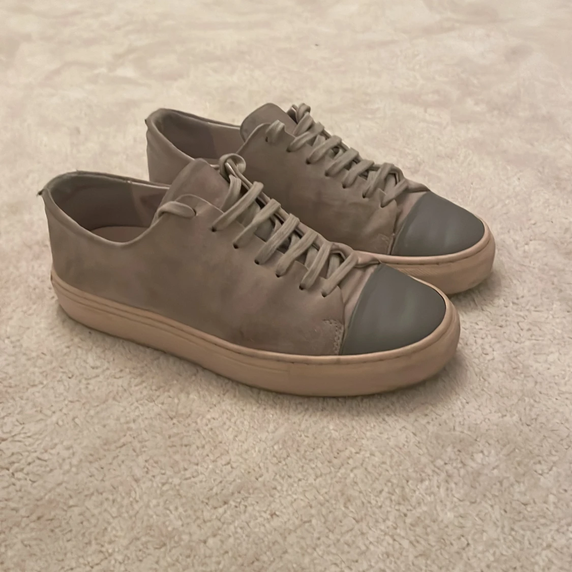 Gråa Axel Arigato sneakers  - 2