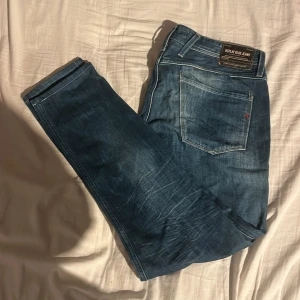 Blåa replay anbass - Säljer ett par snygga blå jeans från Replay, modell Anbass. Fett sjön laid/grich stil as najs till sommaren. Mått: 34/34 inre bens längd 76 yttre 101