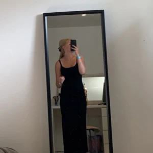 Svart långklänning  - Svart tight långkläning från Stradivarius, använd ett fåtal gånger. 