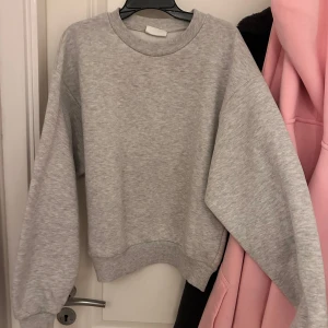Grå sweatshirt - Säljer en klassisk grå sweatshirt med rund hals och långa ärmar.