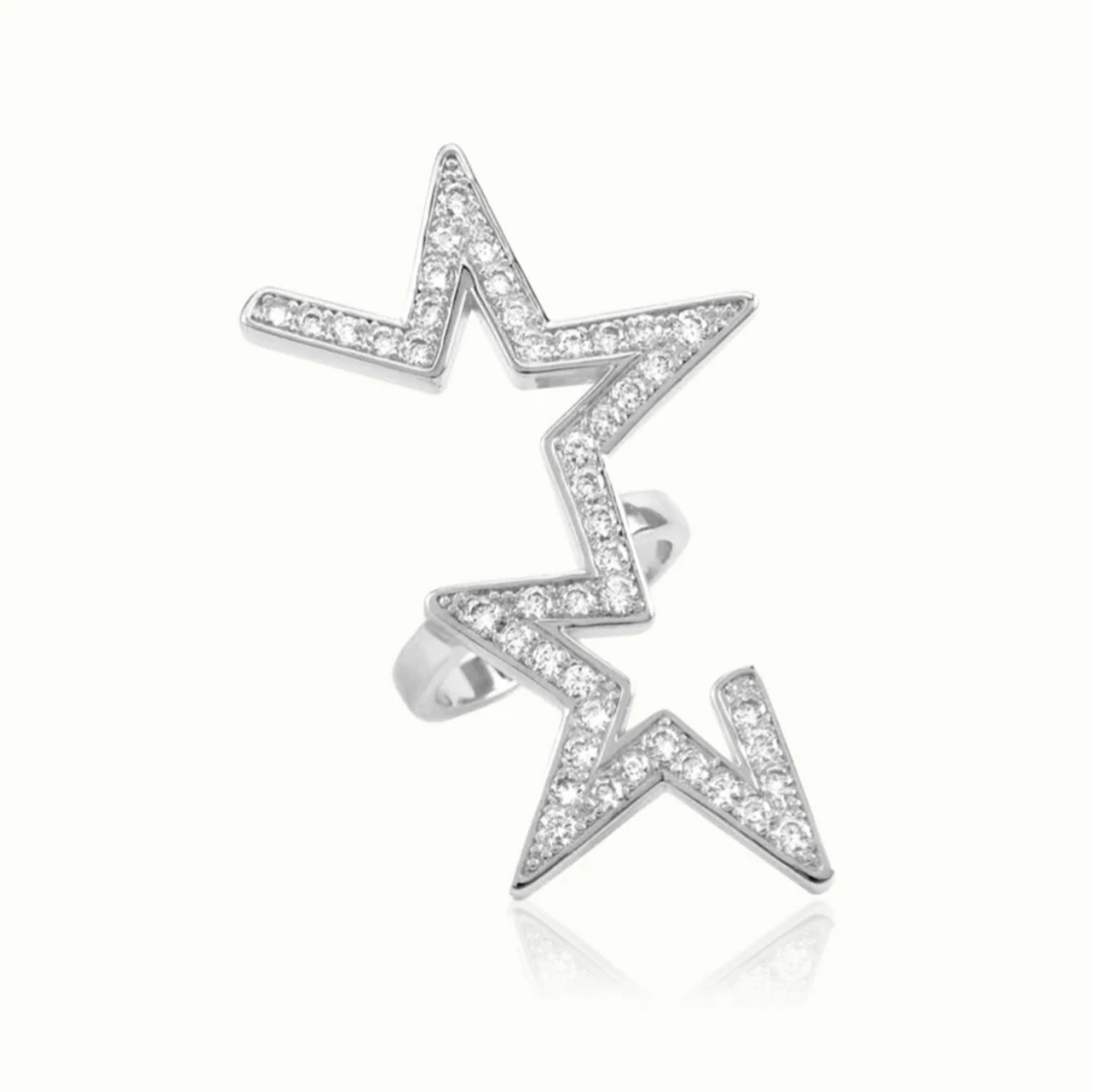 Silverfärgad ring med blixtdesign