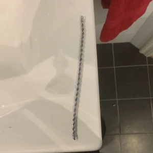 Silverfärgat cordellarmband - Snyggt silverfärgat armband med tvinnad design. Perfekt för att ge en elegant touch till din stil. Lätt att matcha med andra smycken.  Armbandet är 17 Cm och passar verkligen perfekt. Såklart går priset att diskutera😁