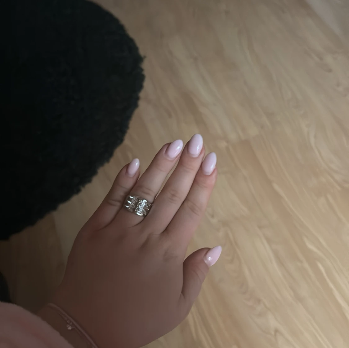 Silverfärgad ring med hjärtdetaljer - 1