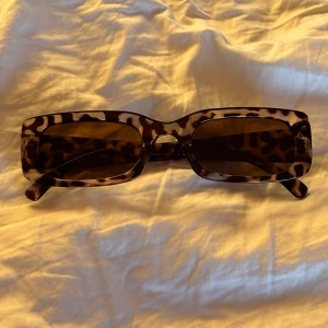 Retro brillor | Leopard - Jättesnygga trendiga retro solglasögon med ett leopard mönster. Helt oanvända, perfekt inför sommaren💕💕