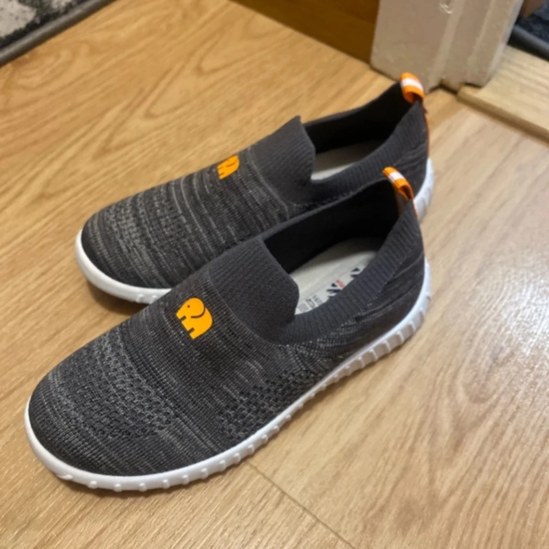 Grå stickade sneakers med elefantdetalj - 3