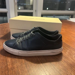 Arigato Sneakers - Nypris: Ca 2200. Dm för fler bilder eller diskussion om pris. Kan mötas upp i Sthlm