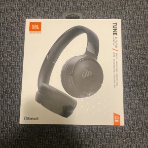 JBL Tune 520BT trådlösa hörlurar - Upptäck JBL Tune 520BT trådlösa hörlurar med Pure Bass-ljud och Bluetooth 5.3. De har en lätt och bekväm design, upp till 57 timmars batteritid och stöd för multi-point anslutning. Perfekta för musikälskare som vill ha kraftfullt ljud och långvarig komfort. OÖPPNADE