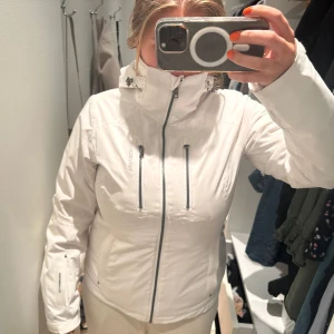 Vit skidjacka från tenson - Säljer en vit skidjacka. Använd med väldigt väl omhändertagen, inga defekter som syns