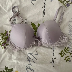 Ljuslila bh med spetsdetaljer - Säljer den här lila Bh:n. Finns en liten kristall charm i mitten 🩷Storlek B/C bust 36