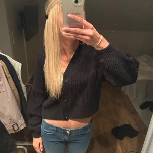 svart stickad kofta - svart kabel stickad kofta i fint skick💕