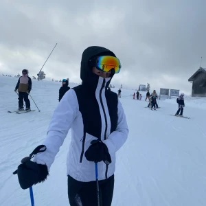 Everest skidjacka  - Super snygg skidjacka, har en stor luva som lätt får plats på skidhjälmen. Pris kan diskuteras 