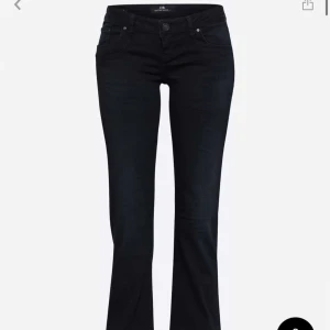 Svarta bootcut jeans från LTB - Snygga svarta low rise bootcut jeans från LTB. De har en klassisk femficksdesign och en knappgylf. Perfekta för en stilren look. Använda typ 1 gång så helt nya och köpta för 799kr.                                     Storlek = W26 L32 