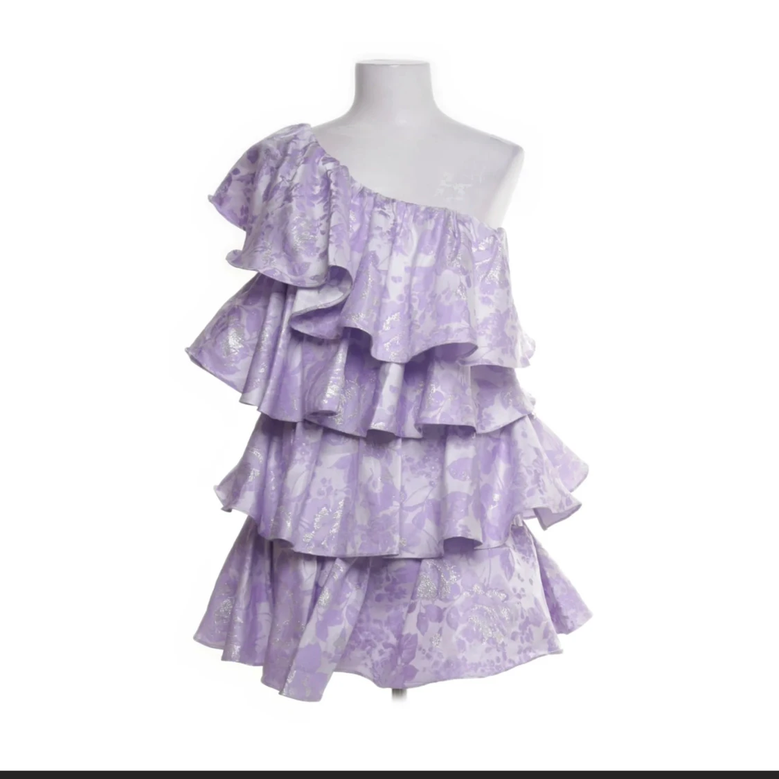 Lila one-shoulder volangklänning från ASOS Luxe