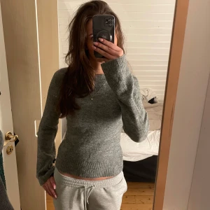 Grå stickad tröja - Sitter mer figur format och vidare ner på armarna