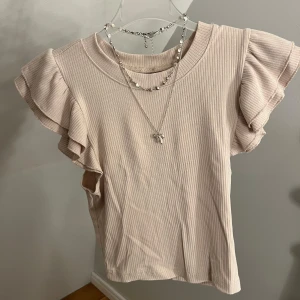 Topp med volanger - Supersöt topp men volanger på ärmarna, köpt på shein, använd fåtal gånger!