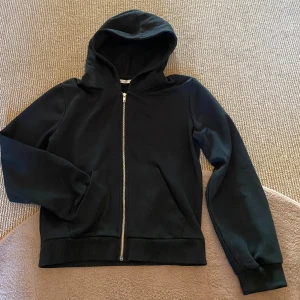 Zip hoodie - Säljer en klassisk svart hoodie med dragkedja. Den har en bekväm huva och långa ärmar, perfekt för kyliga dagar eller när du bara vill ha något lite varmare💕Enkel och stilren design som passar till det mesta. Perfekt för en avslappnad look.❤️Snabb att ta på sig när du behöver något att ha över😻
