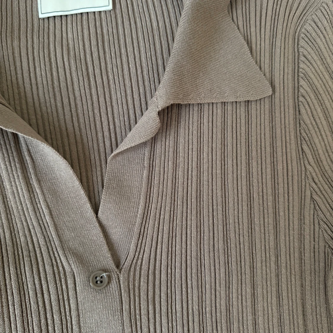  Ribbad klänning från Neo Noir i färgen Taupe - 2