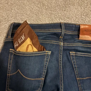 Jacob Cohën jeans - Snygga mörkblå jeans från Jacob Cohën, modellen är NICK och storlek är 31. Svinsnygga och sparsamt använda 
