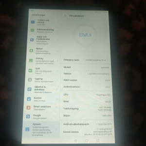 Huawei MediaPad T3 10 - Säljer en Huawei MediaPad T3 10 med en 9,6-tums skärm. Den har en Snapdragon 425-processor och 2 GB RAM. Perfekt för att surfa, streama och använda appar. Android-version 8.0 installerad. Stilren design i silver.
