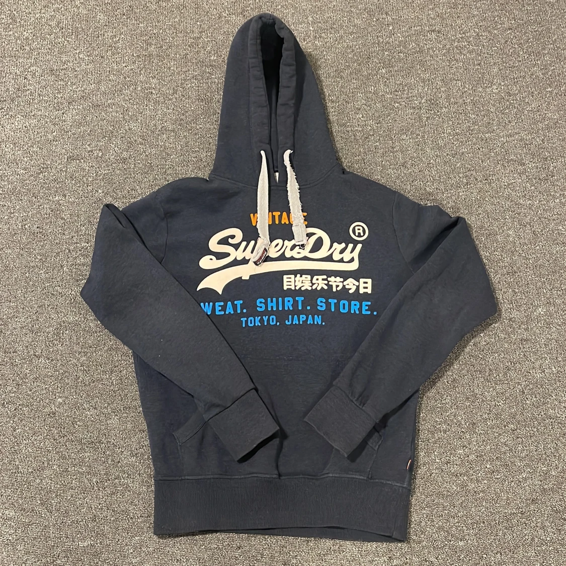 Mörkblå hoodie från SuperDry