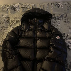 Moncler Maya jacka - Säljer en svart moncler Maya jacka som är nästintill nyskick. Storlek S/M. Priset ej hugget i sten