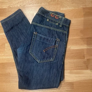 Dondup Jeans - Dondup jeans i färgen mörkblå. Jeansen har inga tydliga defekter. Storlek:32. Nypris ca 3000kr, vårat pris endast 450kr✅Hör gärna av er vid eventuella funderingar eller frågor!