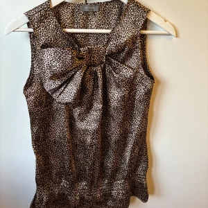 Leopardmönstrad  topp  - Vintage ärmlös topp från Gerry Weber med en stor rosett framtill! Superfint skick. 