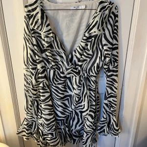 Zebraklänning  - Supersnygg zebraklänning som aldrig är använd! 