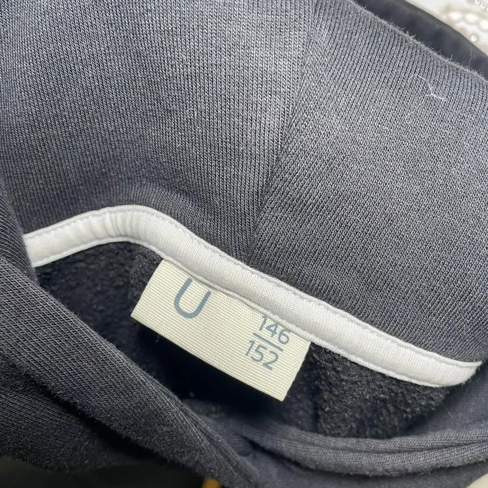 Säljer en stilren svart hoodie från Lindex barnavdelning i storlek 146/152. . Neuletakit & Villapaidat.