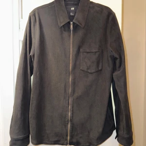H&M faux Artificial Suede Overshirt - Black - H&M faux Artificial Suede Overshirt - Black  🔸Size: M 🔸Condition: New  ♦️ALWAYS Fast Shipping within 24h📨 ♦️All defects are Always shown in the pictures if there are any!!📸 ♦️Questions?💭Feel free to ask!