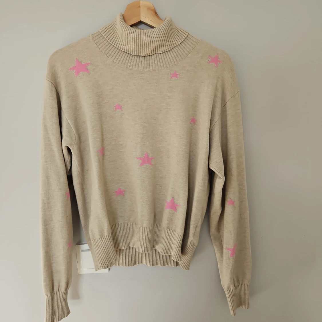 Beige polotröja med rosa stjärnor från Lindex