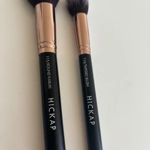 Sminkborstar från Hickap - Två sminkborstar från Hickap med svart handtag och roséguld detaljer. Den ena är en rund kabukiborste och den andra en tapered borste. Perfekta för att applicera foundation och rouge med precision. Tvättas självklart innan jag postar?