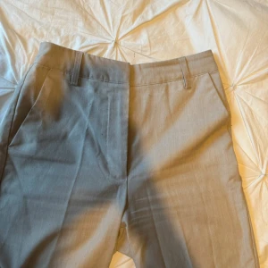 Gråa kostymbyxor från bikbok  - Snygga gråa kostymbyxor med en klassisk rak passform.