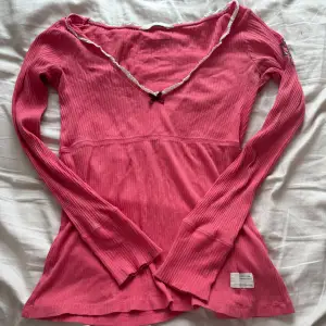 Säljer en söt rosa Odd Molly ribbad topp med lång ärm och v-ringning. Skulle säga att den är i storlek s. Har ett lite hål vid magen, men absolut inget som märks när man har på sig tröjan.