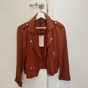 Roströd/mörk orange jacka från Only - Väldigt tunn jacka. Super skön och aldrig använd. Prislapp kvar. Storlek M. Ordinarie pris: 529kr