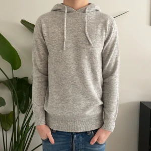 Merinoull Hoodie - En skitsnygg ljusgrå Hoodie i 100% Merinoull! Perfekt inför vår och sommar🌟Storlek Xs-S, modellen är 177 cm lång. Helt ny, bara testad 1 gång! Hör av dig vid intresse😊