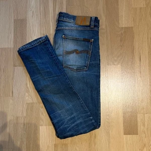 Nudie Jeans - Säljer nu dessa otroligt feta Nudie brallorna med en skön tvätt!👖Perfekta nu inför våren!🌸|Modell: Lean Dean|Storlek: 31/34|Skick 9/10, förutom ett litet hål man knappt ser på knät| (notera att modellen på bilden är 183 cm och väger 68 kg😌) vid fler frågor är det bara att skicka iväg ett meddelande🔔. Pris går att diskuteras vid snabb affär!💵