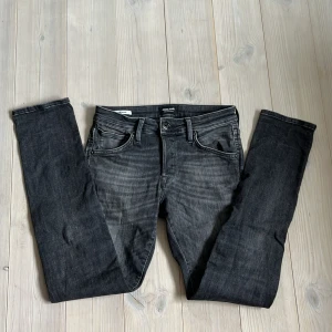 Jack and Jones Jeans - Säljer dessa J&J jeans med en riktig skön faded färg. Modell: Slim Glenn. Kontakta för minsta lilla fråga eller fundering! Pris kan såklart diskuteras!