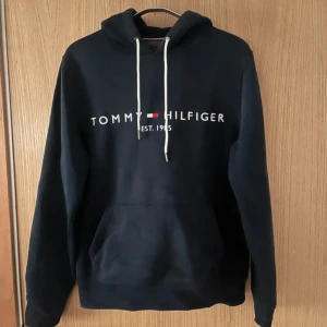 Tommy Hilfiger hoodie marinblå - Storlek S, bra skick