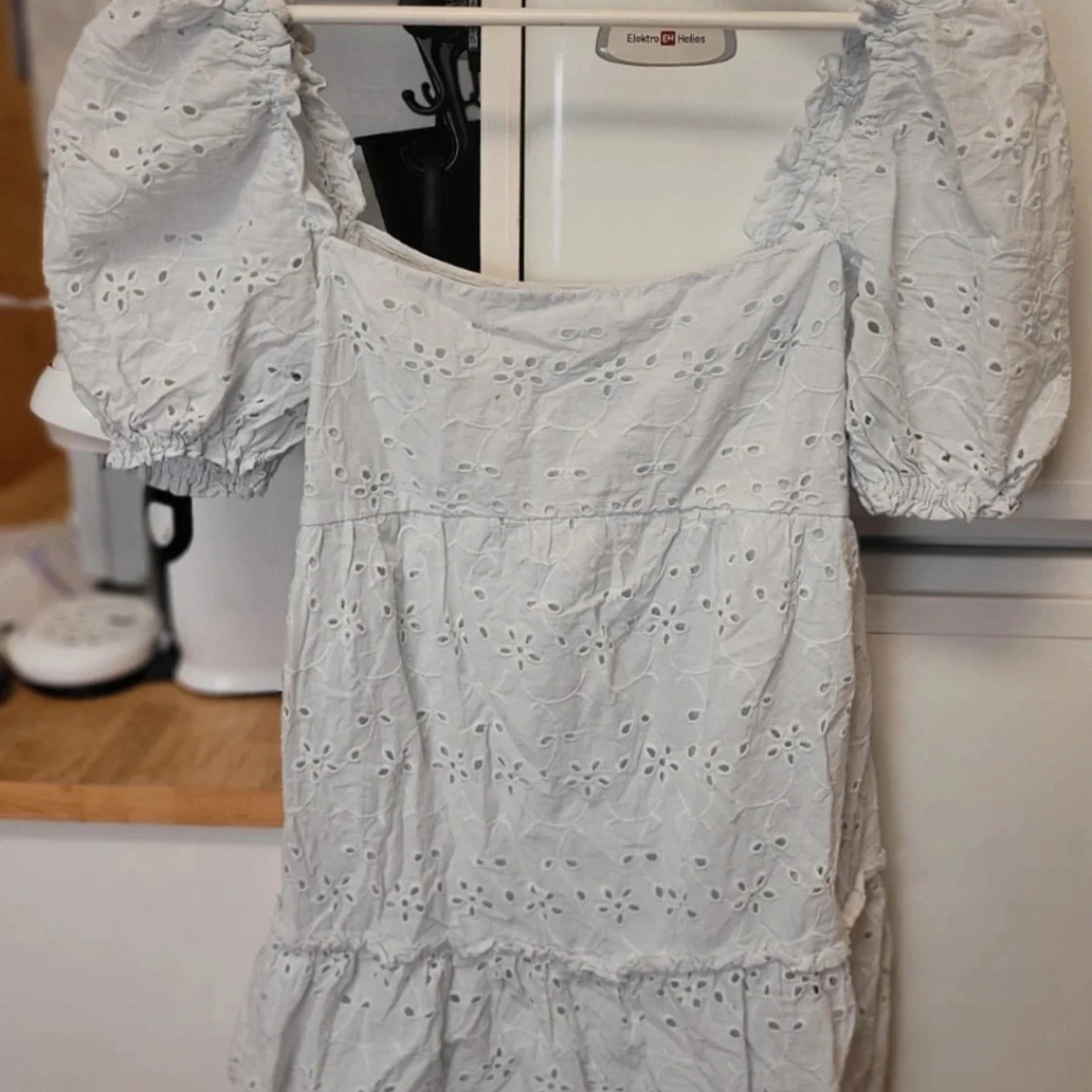 Vit klänning med puffärmar - 1