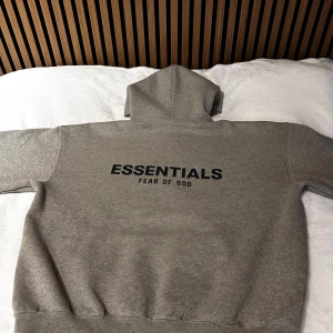 Essentials Fear of God - Fear of God Essentials Hoodie (2022) Dark Oatmeal  ♻️Hoodien är oanvänd och Helt ny i perfekt skick!  🛍️ Hoodien är beställd från StockX som är en legitimerad hemsida utan falska varor!  🧾All äkthetsbevis som skulle kunna behövas kan förmedlas!  ⭕️ Hoodien är till salu på grund av felpassning!  📦Hoodien kan fraktas! Vid mer frågor och funderingar är det bara att skriva!🤝