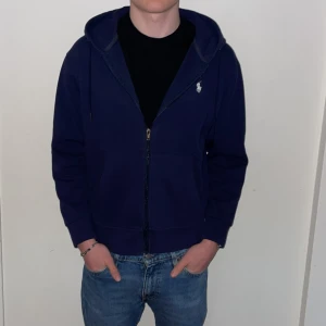 Ralph Lauren zip Hoodie  - |Marinblå Hoodie från Ralph lauren| storlek S och han på bilden är 181 cm| är i väldigt bra skick och inga defekter| pris kan diskuteras💯💯