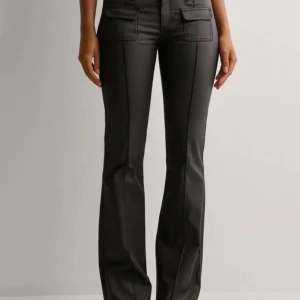 Nelly skinn byxor  - Snygga svarta bootcut skinn byxor med låg midja. Slutsålda och mycket bra skick. Pris kan diskuteras 