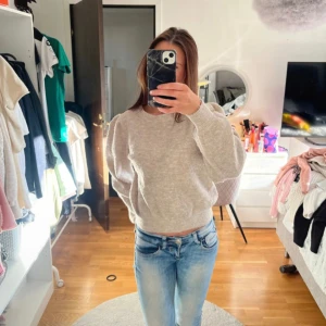 Stickad  tröja  - Super fin beige stickad tröja med puffiga armar storlek s 