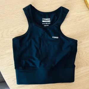 Snygg svart ny topp träningstopp Stronger sportbh xs - Bara legat i garderoben