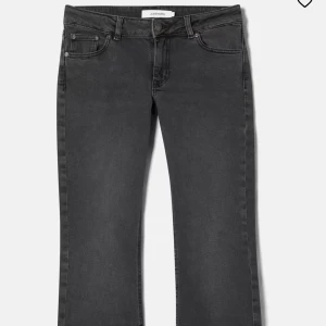 Grå jeansbyxor low waist - Snygga grå jeansbyxor med en klassisk femficksdesign. Byxorna har en rak passform och är perfekta för en stilren look. De är tillverkade i ett bekvämt material som ger en skön känsla hela dagen. De är även köpta på Junkyard och är knappt använda, säljer de på grund av att de inte har kommit till användning 