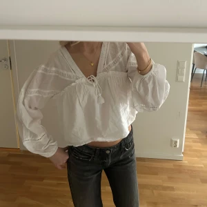 Vit blus - Fin vit blus ifrån Gina Tricot!