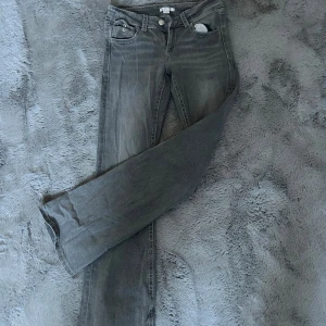 lågmidjade bootcut jeans  - kommer ej till användning 