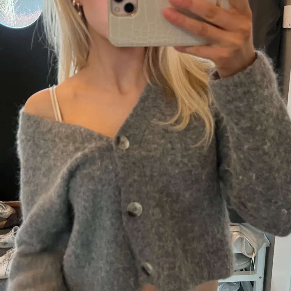 Mysig grå kofta från H&M i ull- och alpackablandning. Inga defekter! Säljs ej längre! Nypris 699, mitt pris 350💕💕. Neuletakit & Villapaidat.